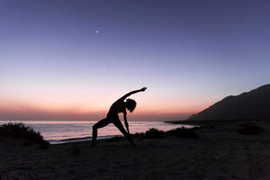 Sur la plage position de yoga pour lacher prise  stage bien etre wellness wave