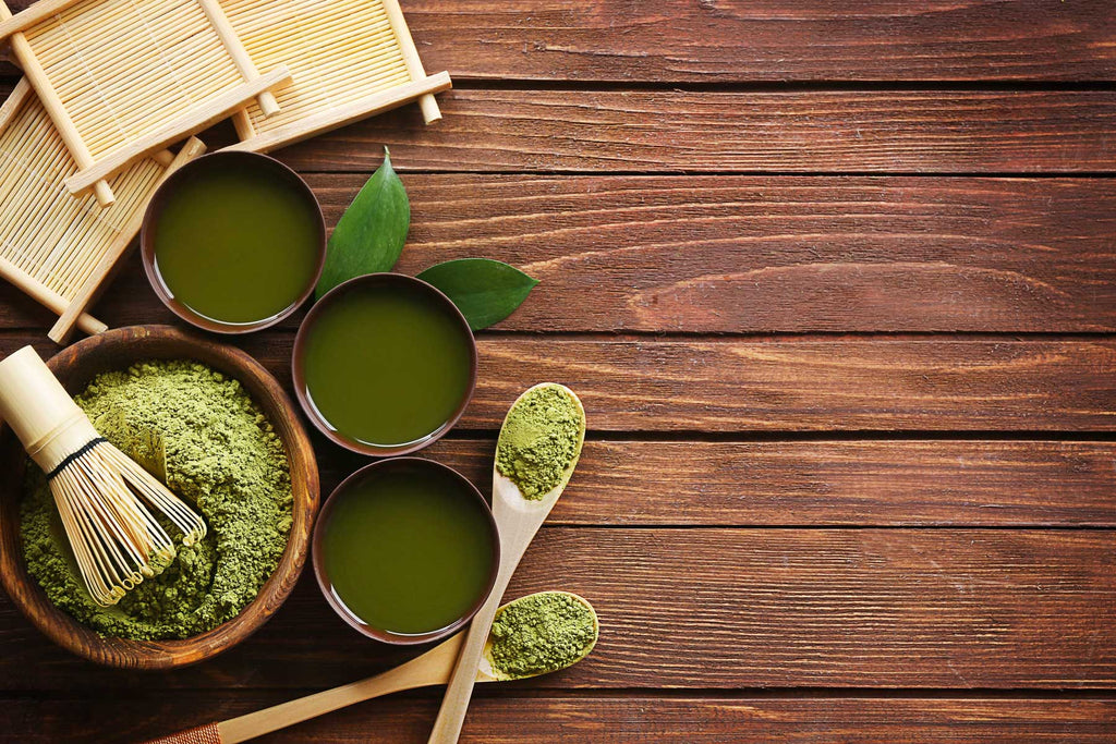 Il y a des milliers d'années, des moines japonais se sont rendus en Chine et ont goûté un délicieux thé vert. Les moines ont rapporté le thé au Japon et ont broyé les feuilles pour en faire du matcha